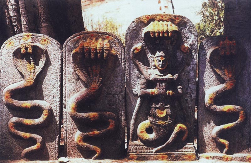 Змеи Наги. Рельеф, камень, VII— VIII вв.